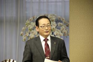 お祝いの言葉を述べる畠山市長