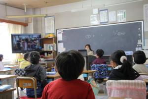 リモートで式典を見る子ども