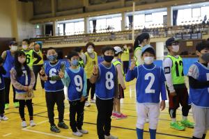 開会式前に整列した小学生
