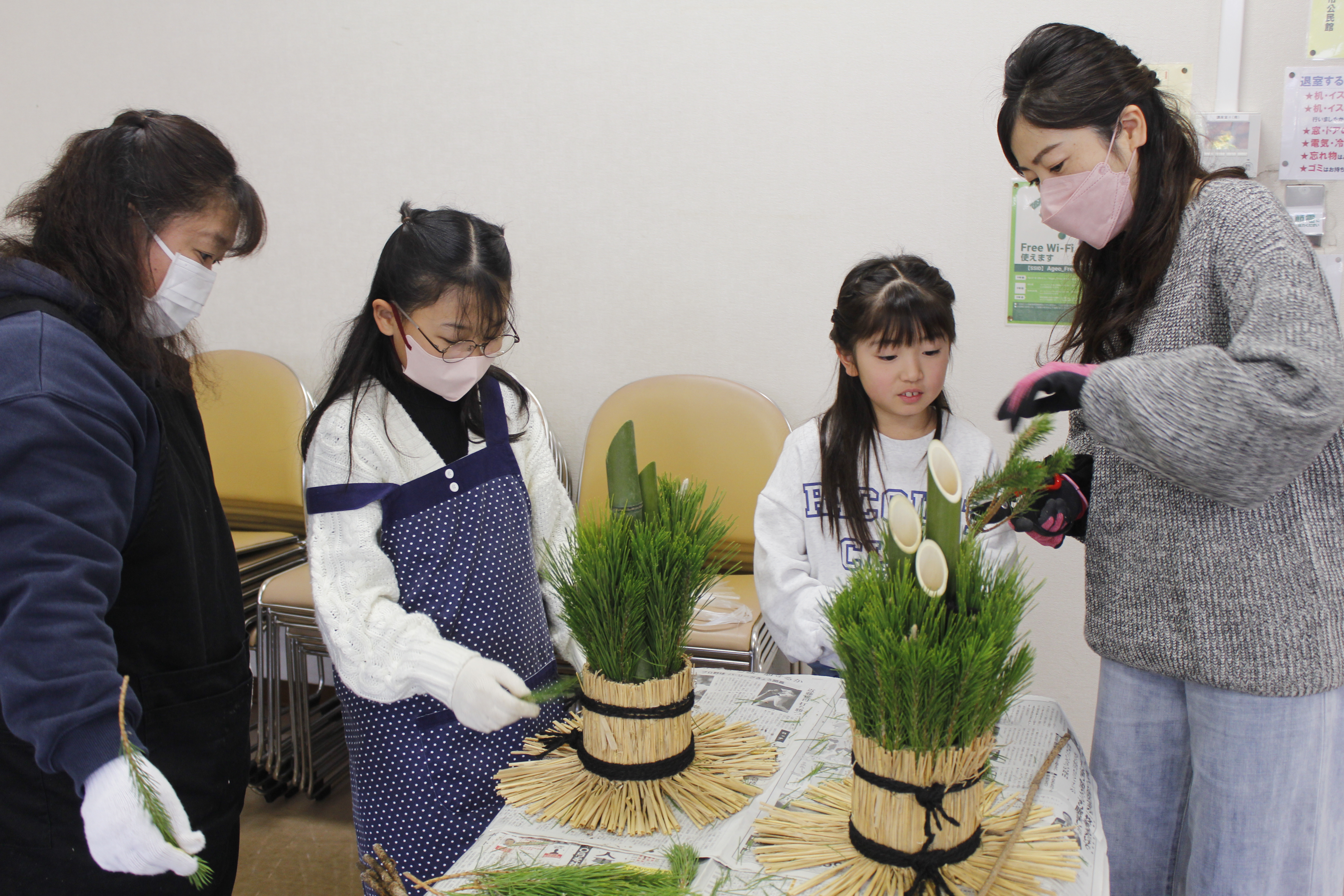 飾り付けのバランスを整える小学生と保護者