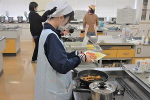 チキンを盛り付ける