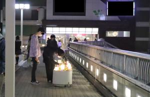 イルミネーションの写真を撮影する人