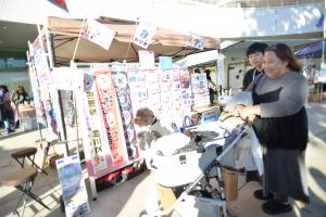 犬猫グッズを選ぶ様子