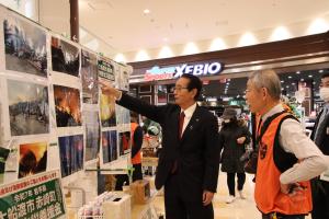説明を聞く畠山市長