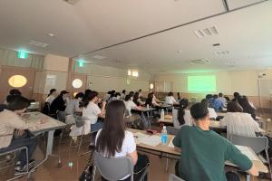 講演を聞く参加者