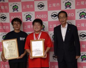 母、上野選手、市長の集合写真