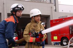 放水体験する女の子