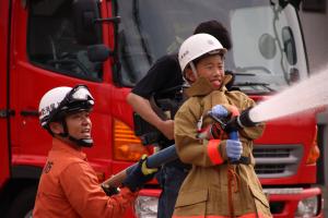 放水体験する男の子