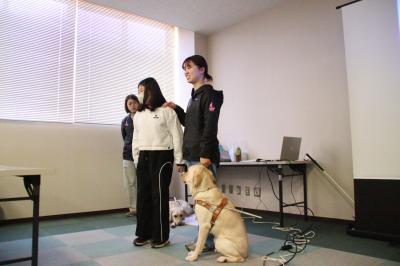 案内の練習をする参加者