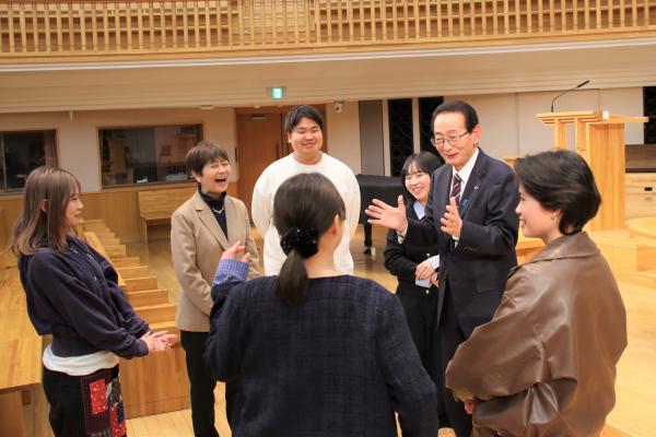 談笑している参加者と市長1