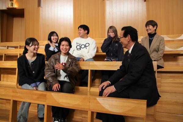 チャペル2階での参加者と市長2