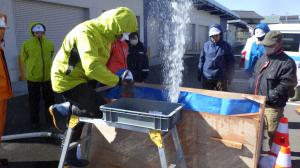 狭い地中に見立てた木枠の中での漏水修繕訓練