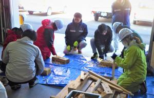 角材を削り出し、木栓に加工