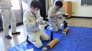 HIVP管に接着剤を塗布