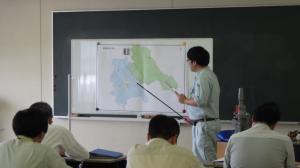 水道施設の配置について説明を受ける様子