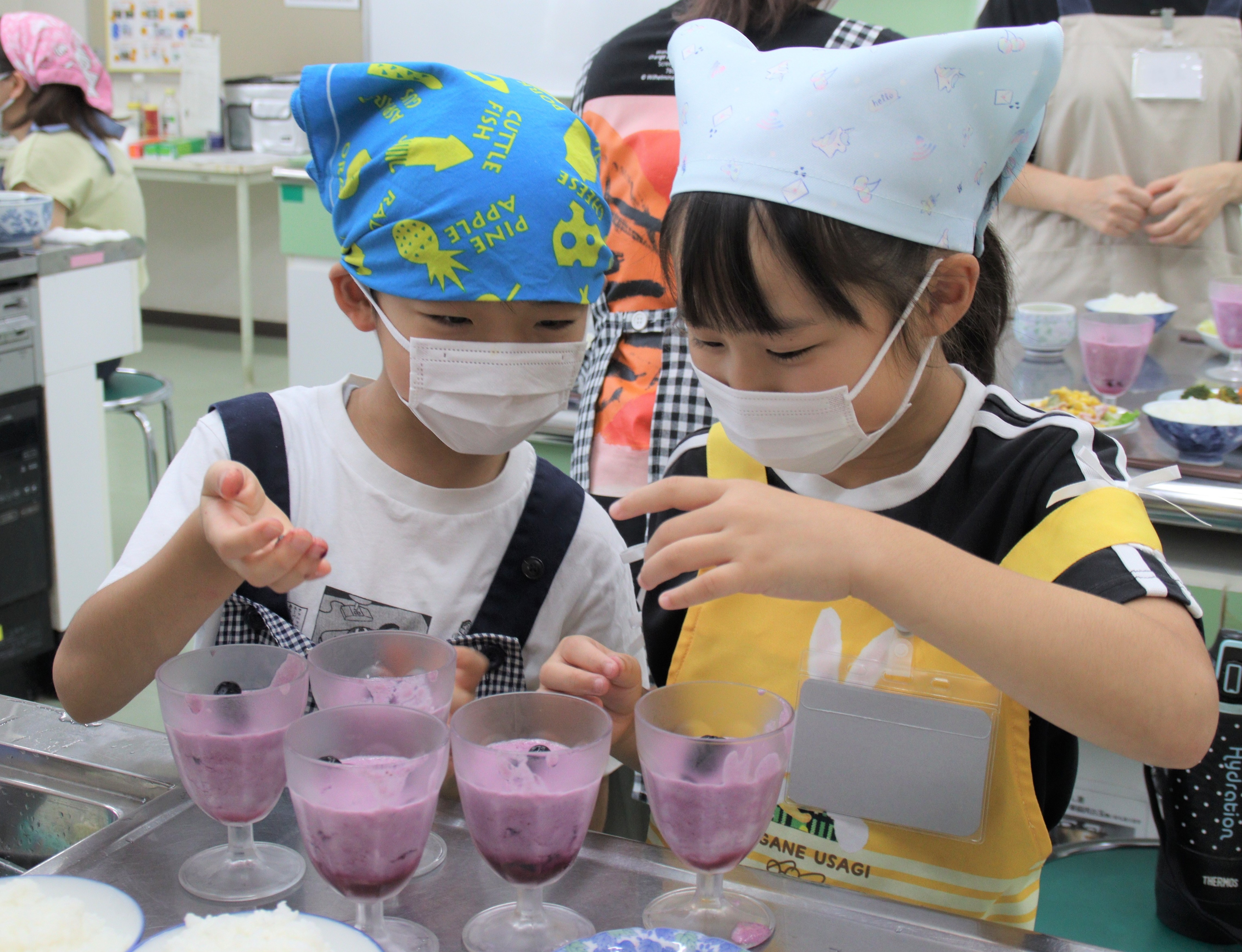 料理を作る子どもたち