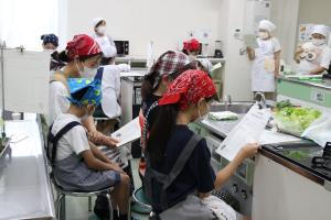説明を聞く参加者