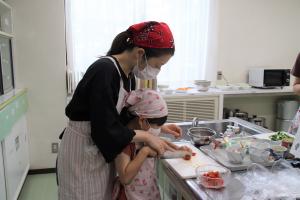 親子で野菜を切る