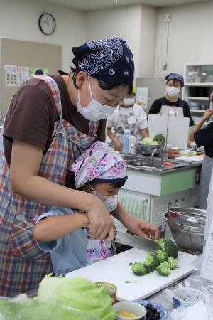 野菜を切る親子