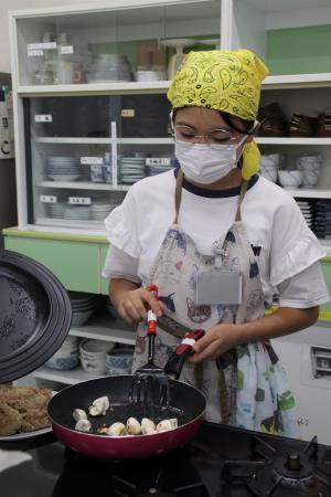 ソースを作る子ども