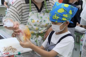 ハンバーグをこねる子ども