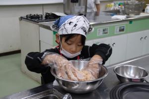 ハンバーグをこねる子ども2