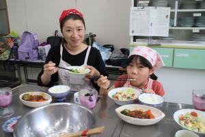食べる親子