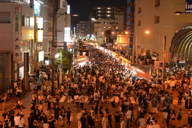 夜の出店と来場者