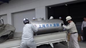使用するタンクをトラックに積み込む